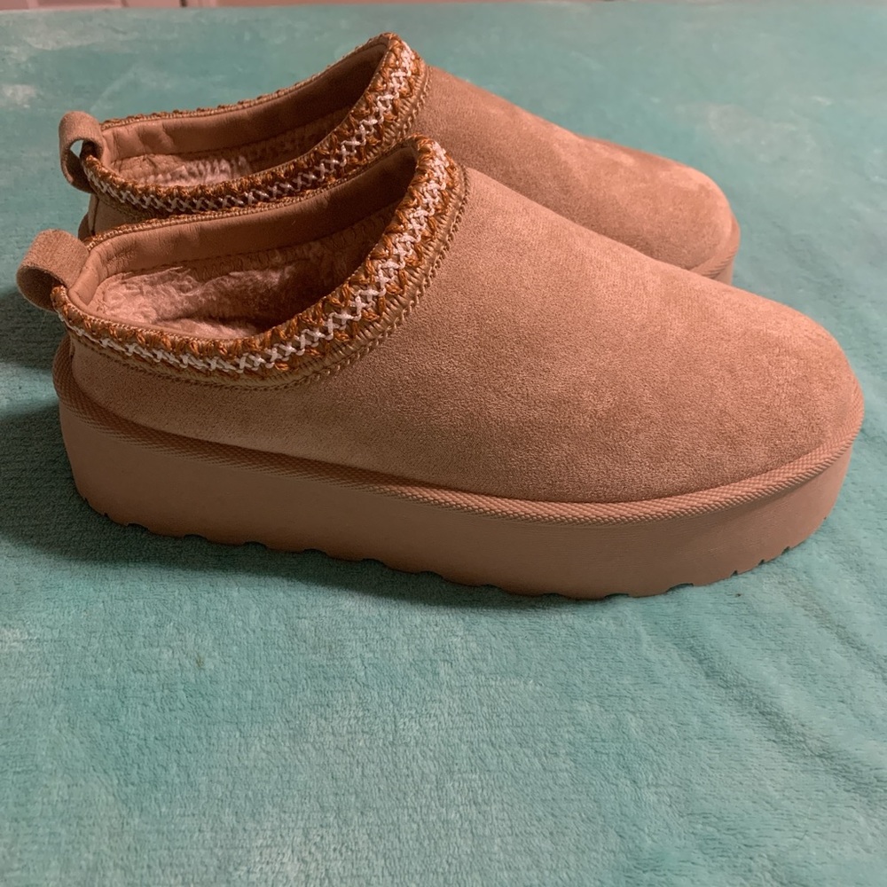 Mudd Tan Women's Slippers with Patterned Trim